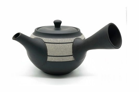 Kibō Kyusu seen from the side, the sandy band edged in black
