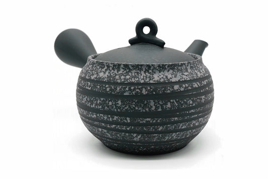 Kokudei Kyusu seen from the front, the speckled bands around the body