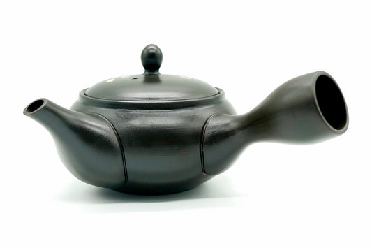Sakura-Dori Kyusu seen from the side, the plain black body with blossoms on the lid
