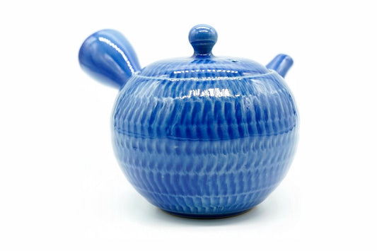 Seigyoku Kyusu seen from the front, the glossy blue glaze over the chattered body