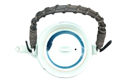 Dragon Kyusu seen from above, the lid with a blue ring and the woven top handle