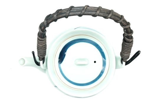 Dragon Kyusu seen from above, the lid with a blue ring and the woven top handle