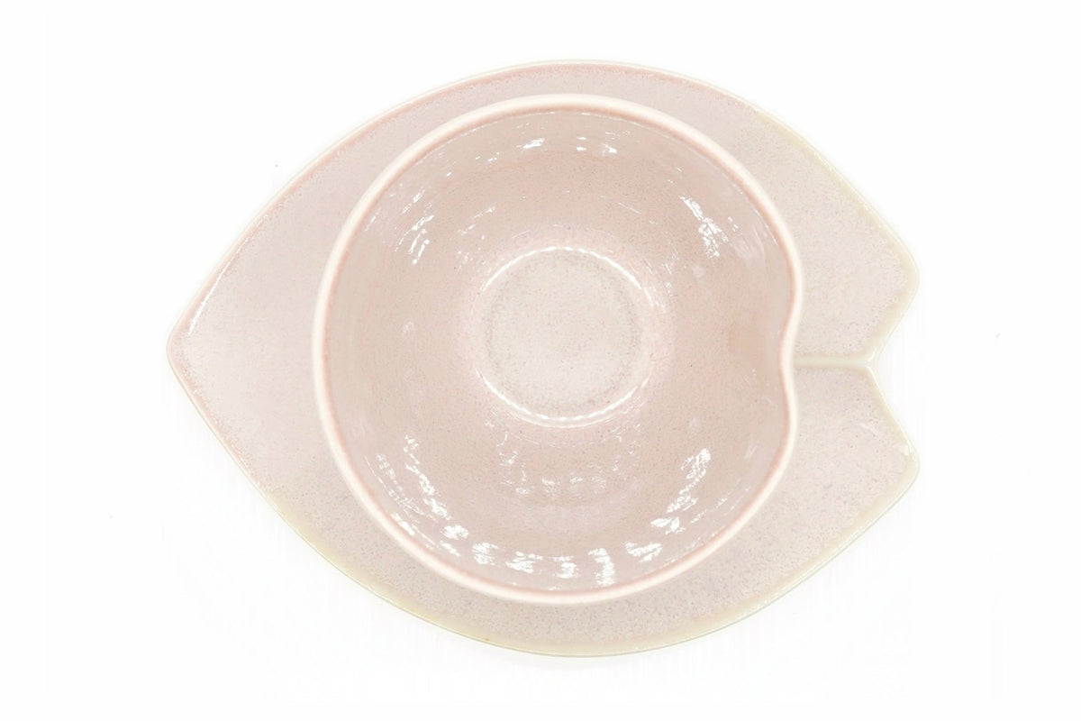Beni-Sakura Yunomi from above, the cup sitting on the leaf-shaped saucer