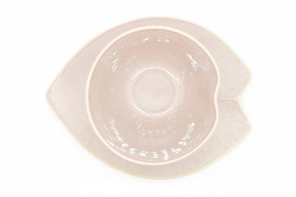 Beni-Sakura Yunomi from above, the cup sitting on the leaf-shaped saucer