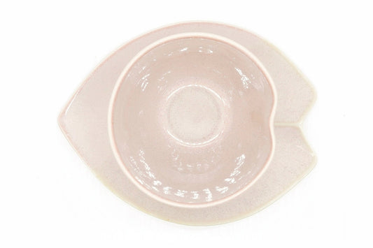 Beni-Sakura Yunomi from above, the cup sitting on the leaf-shaped saucer