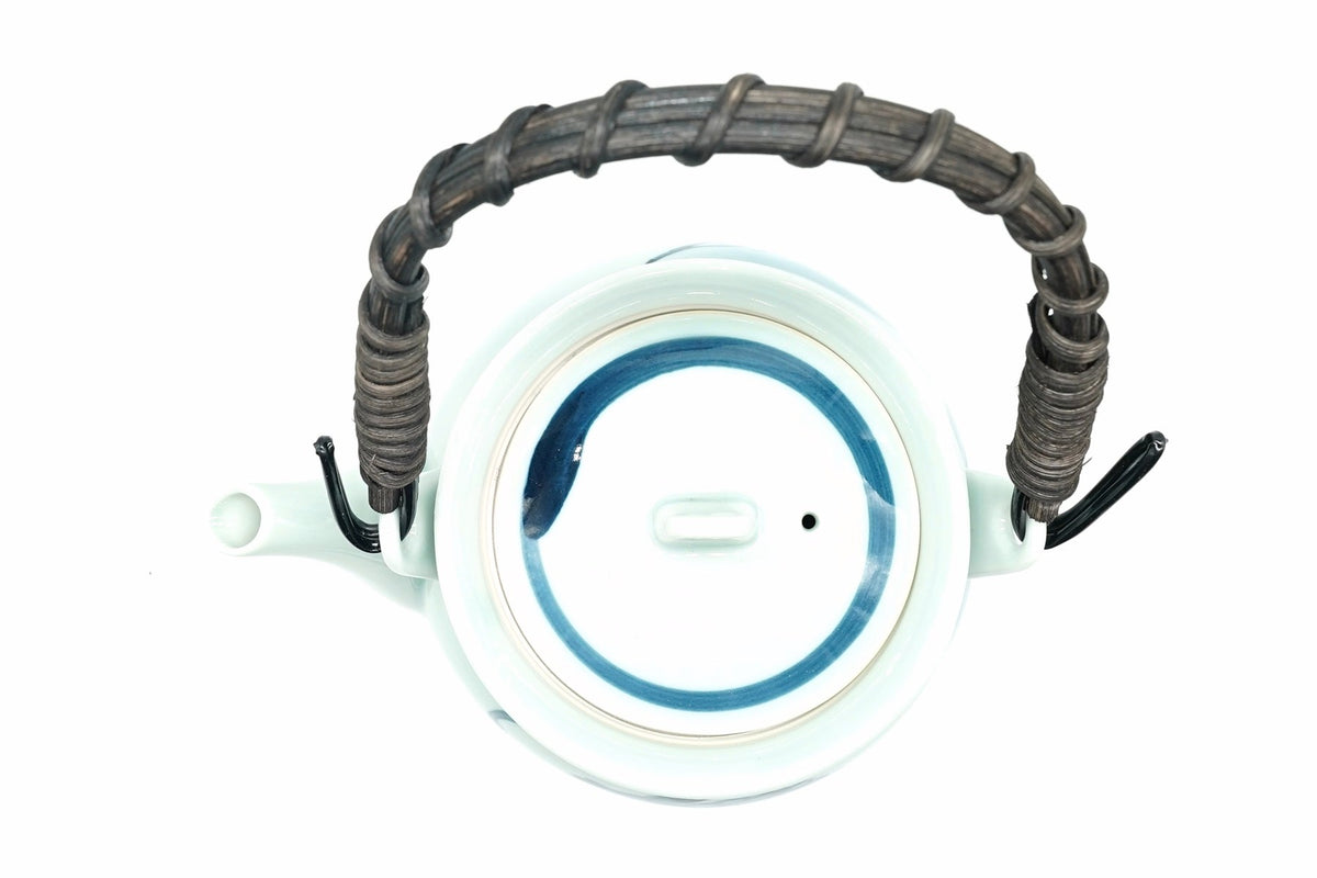 Dragon Kyusu seen from above, the lid with a blue ring and the woven top handle