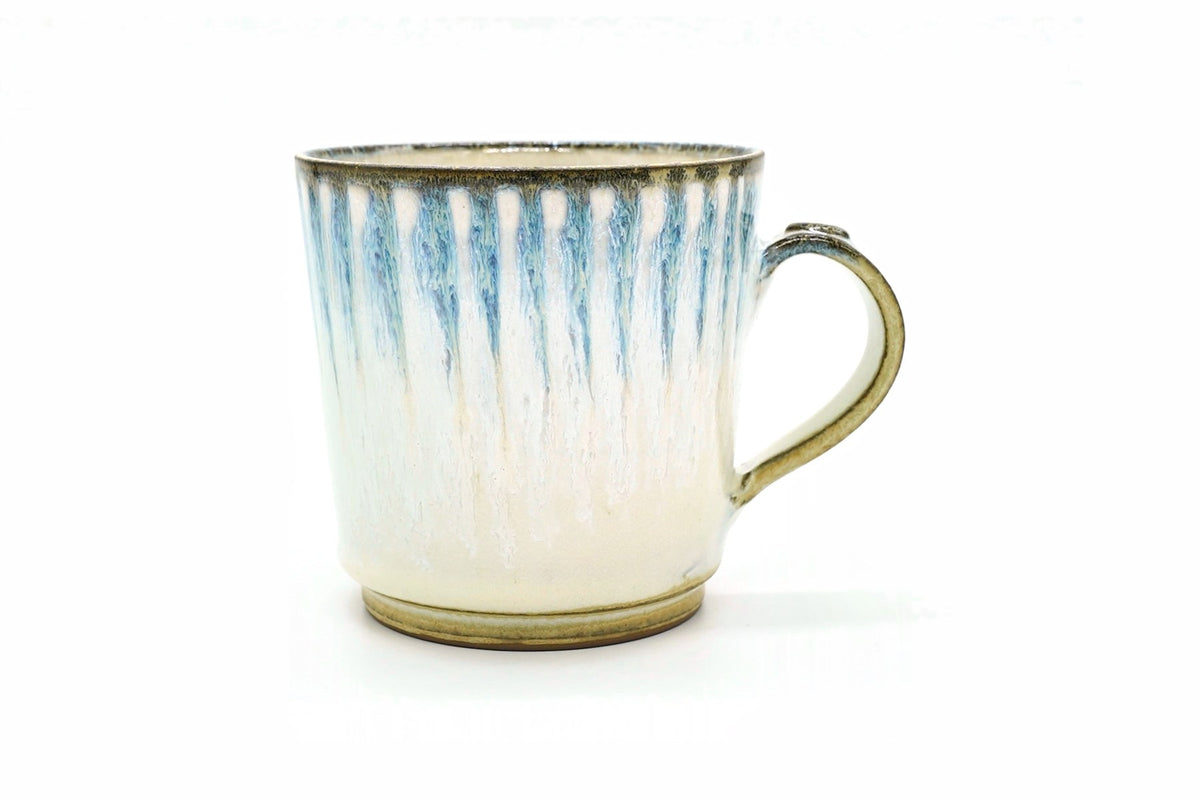 Fuyu Yunomi, a cream Mino ware cup with a handle and blue streaks running down from a dark rim, front view