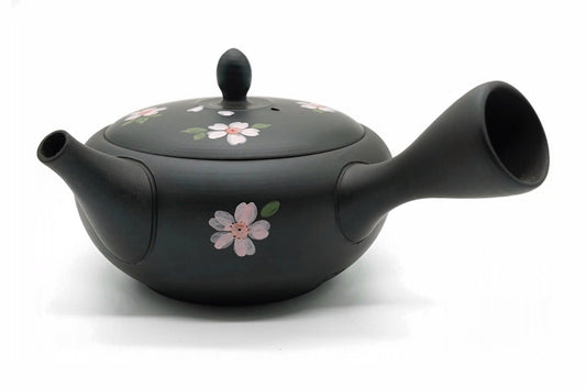 Hanafubuki Kyusu seen from the side, blossoms on the lid and body