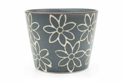 Hanamon Yunomi, a dark grey teacup with white flowers drawn in outline, front view