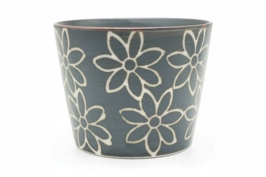 Hanamon Yunomi, a dark grey teacup with white flowers drawn in outline, front view