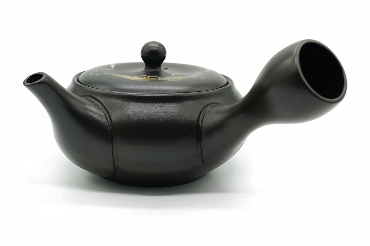 Hyotan Kyusu seen from the side, the plain dark body