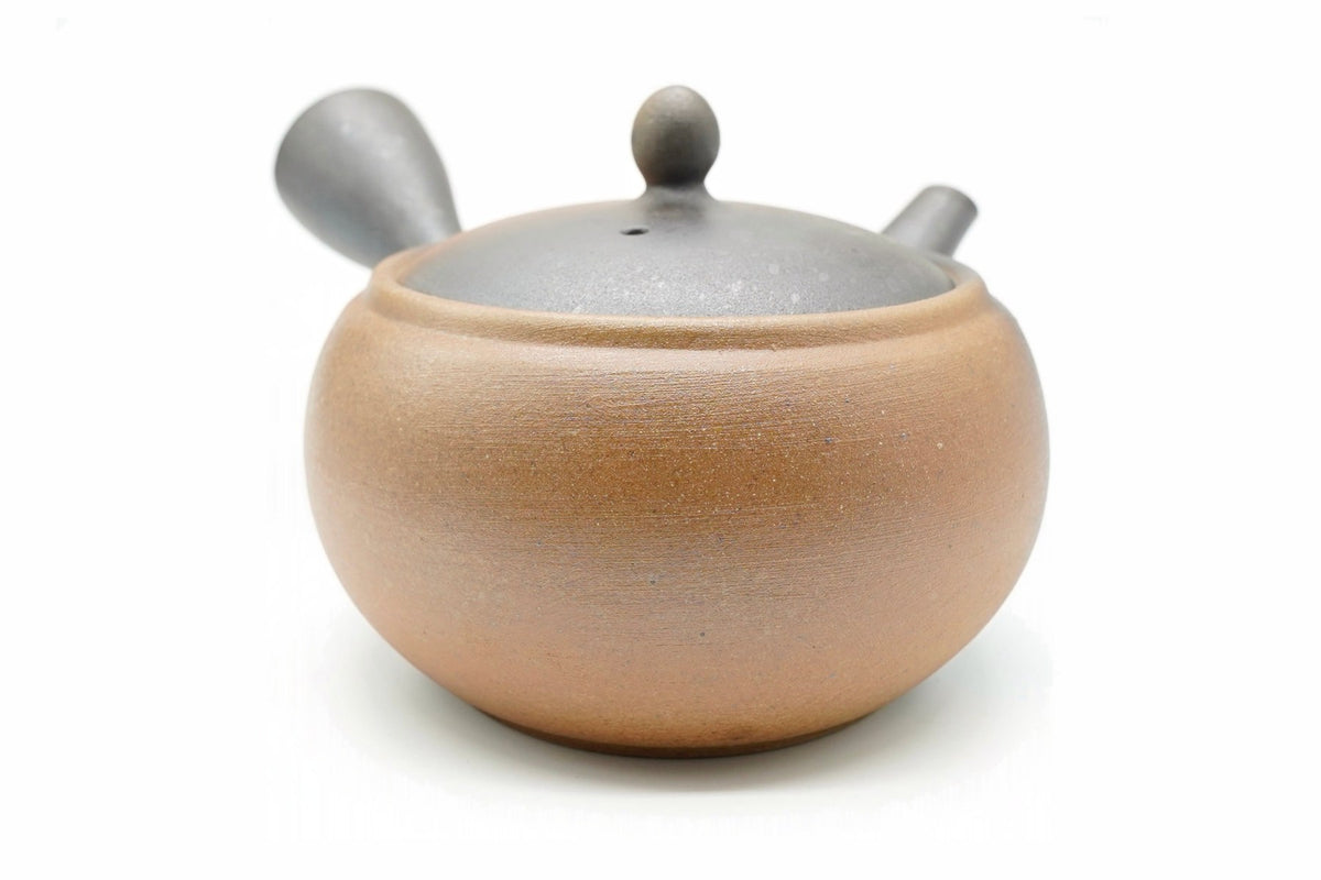 Kaki Kyusu seen from the front, the bare clay body under a dark metallic lid
