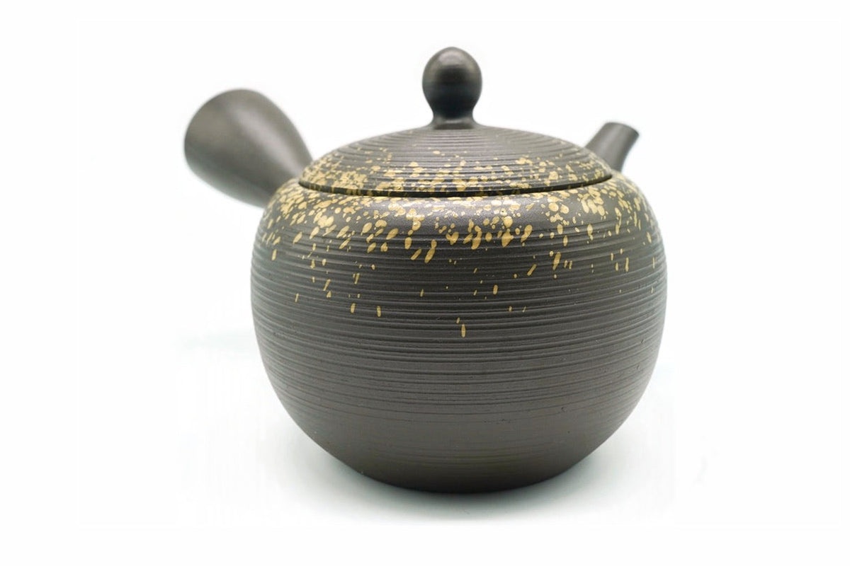 Kanefuki Kyusu seen from the front, the gold flecks over the lid and shoulders