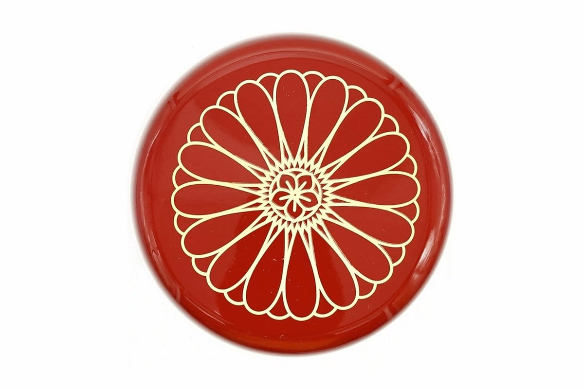 Lid of the red Kikumon Natsume from above, filled by one large gold chrysanthemum crest