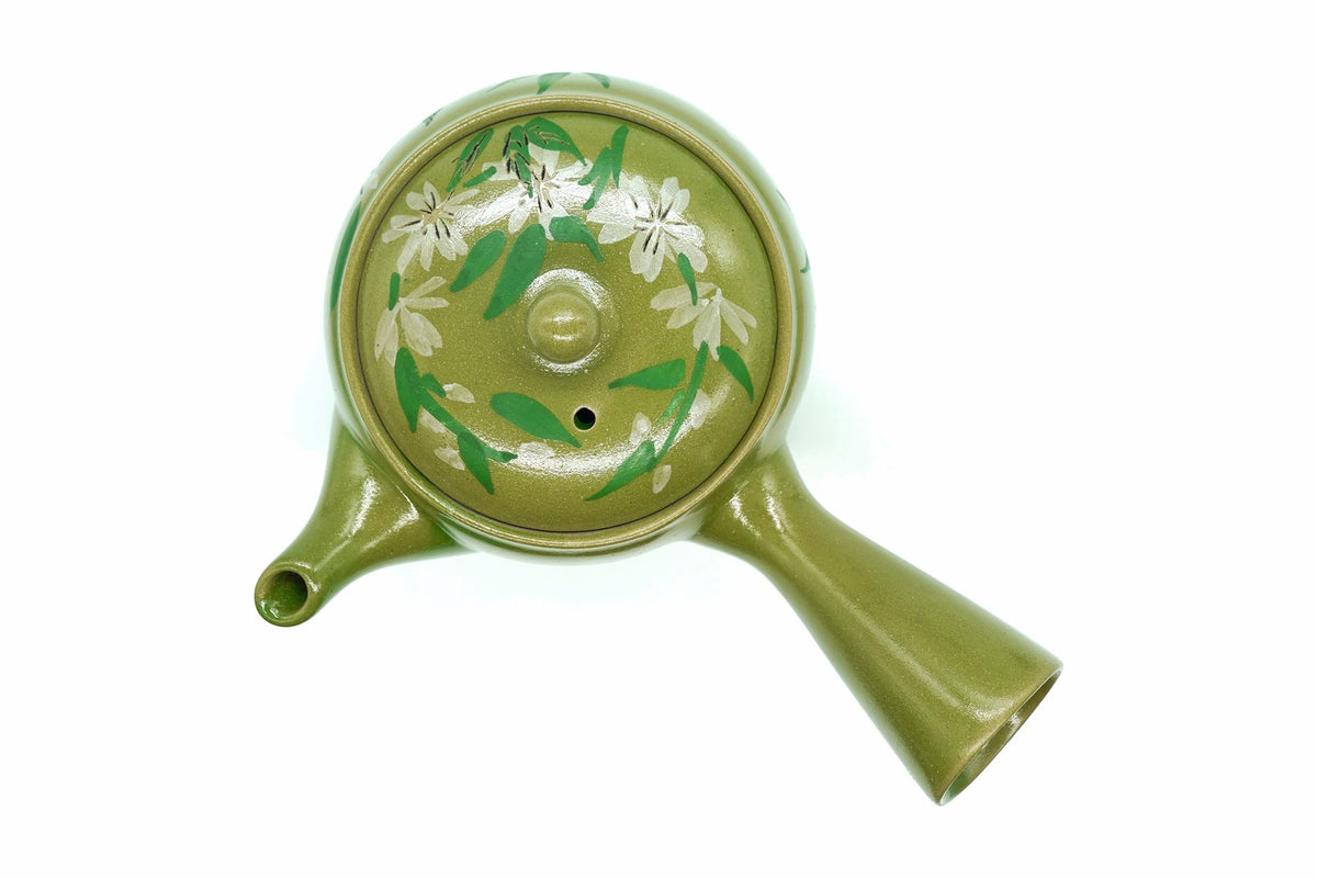 Midori-Zakura Kyusu from above, blossoms and leaves painted on the lid