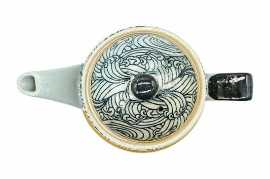 Miryō Kyusu from above, the domed lid covered in the same waves
