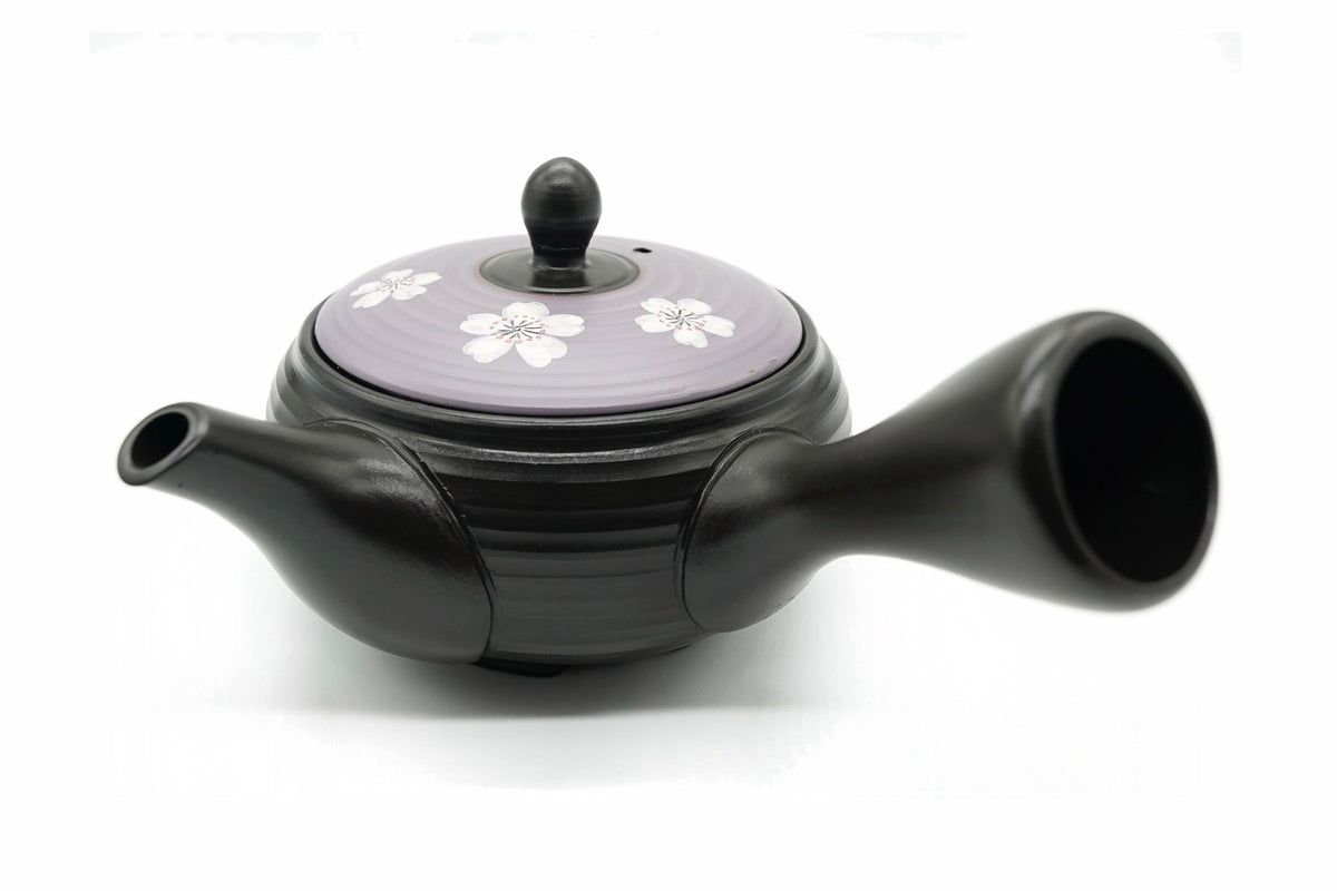 Murasaki Kyusu seen from the side, the ribbed black body and lavender lid