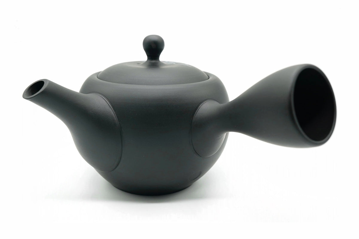 Romansu Kyusu seen from the side, the plain matte black body