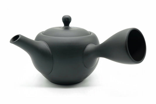 Romansu Kyusu seen from the side, the plain matte black body