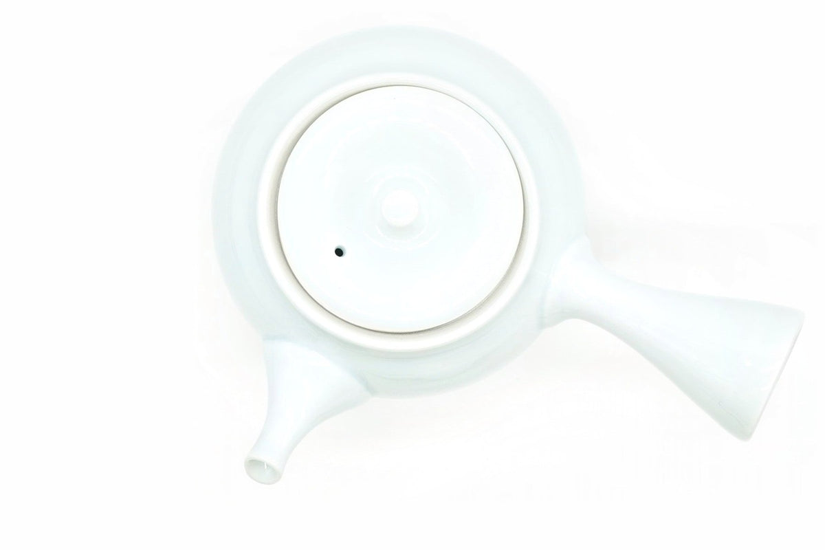 Usu-Seiji kyusu from above, the lid with its small knob, the short spout and the side handle