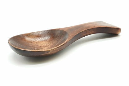 Wooden Cha-saji, a small dark brown wooden scoop with a deep rounded bowl, a narrow neck and a flat flared end, seen from the side